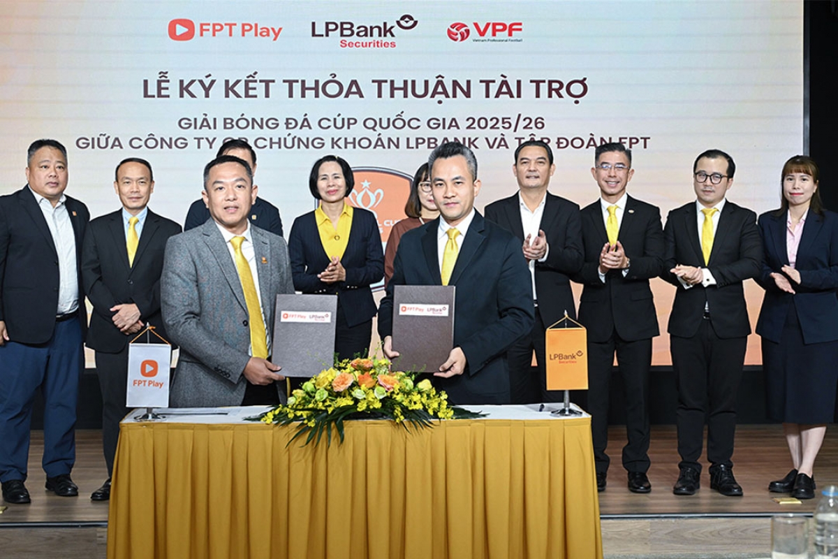 Lễ ký kết thoản thuận tài trợ giải bóng đá cúp Quốc gia 2025 - 2026 (ảnh: BTC)