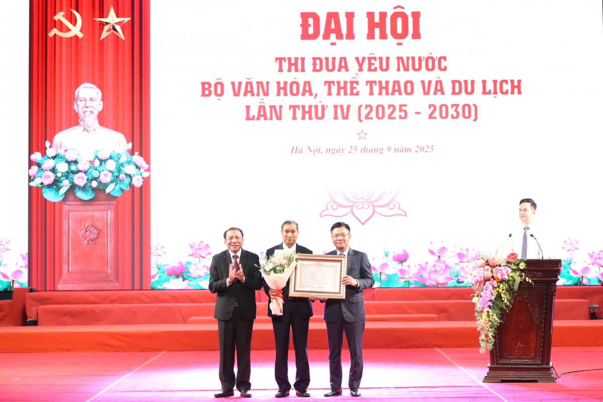 Phó Thủ tướng Chính phủ Lê Thành Long, Bộ trưởng Bộ VH-TT&amp;DL Nguyễn Văn Hùng đã trao danh hiệu Anh hùng Lao động và hoa cho HLV Mai Đức Chung (Ảnh: Trần Huấn)