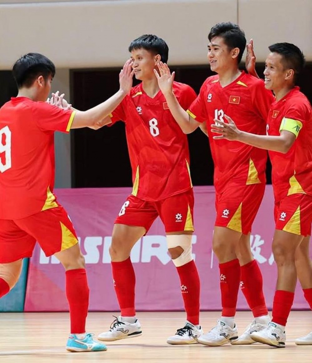 Ngọc Linh, Nhan Gia Hưng và Đức Hòa ăn mừng chiến thắng cùng đồng đội. Ảnh VFF.