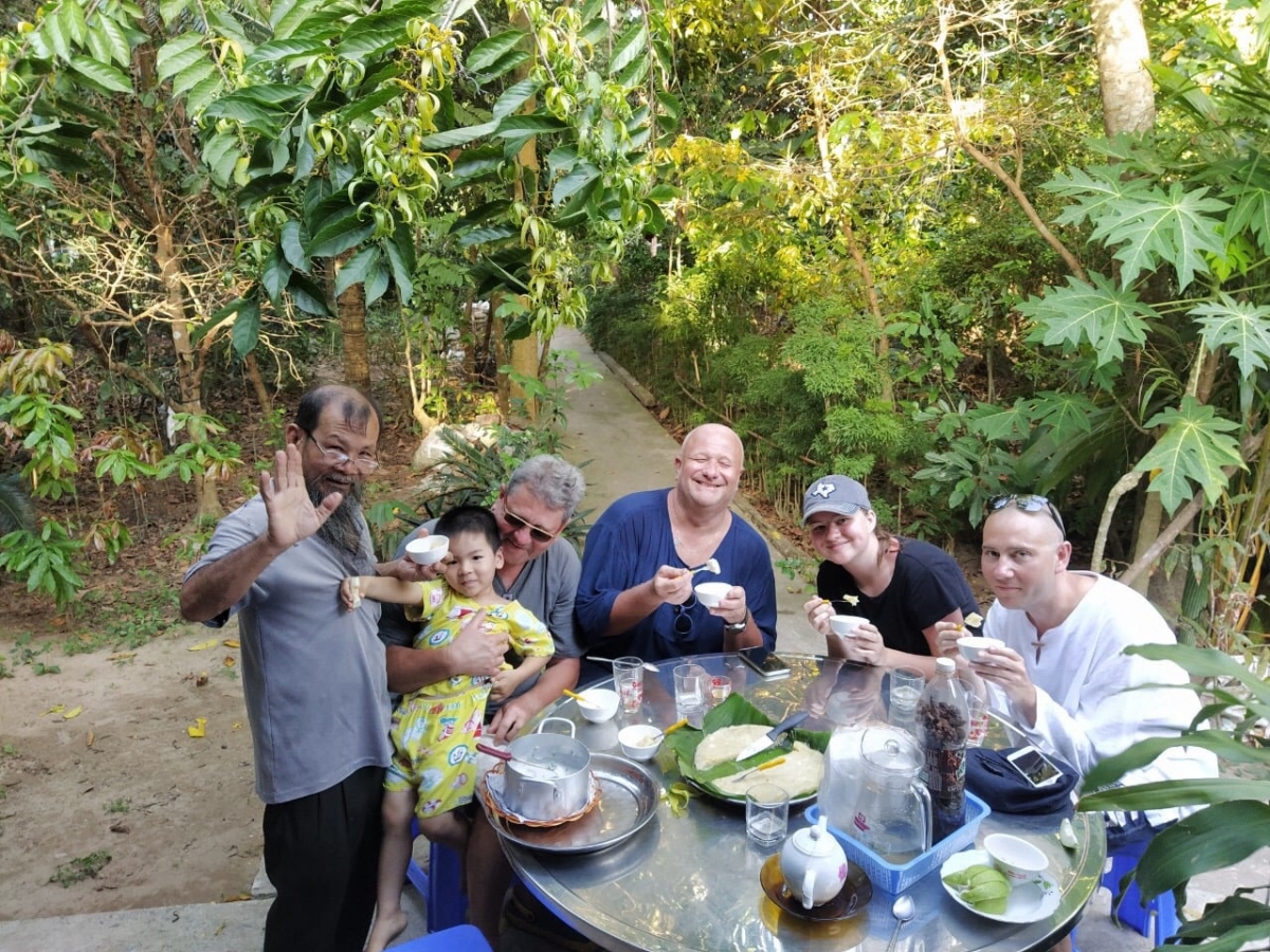 Du khách thưởng thức món bánh chuối. (Ảnh: Fb Mekong Rustic Homestay Cần Thơ)