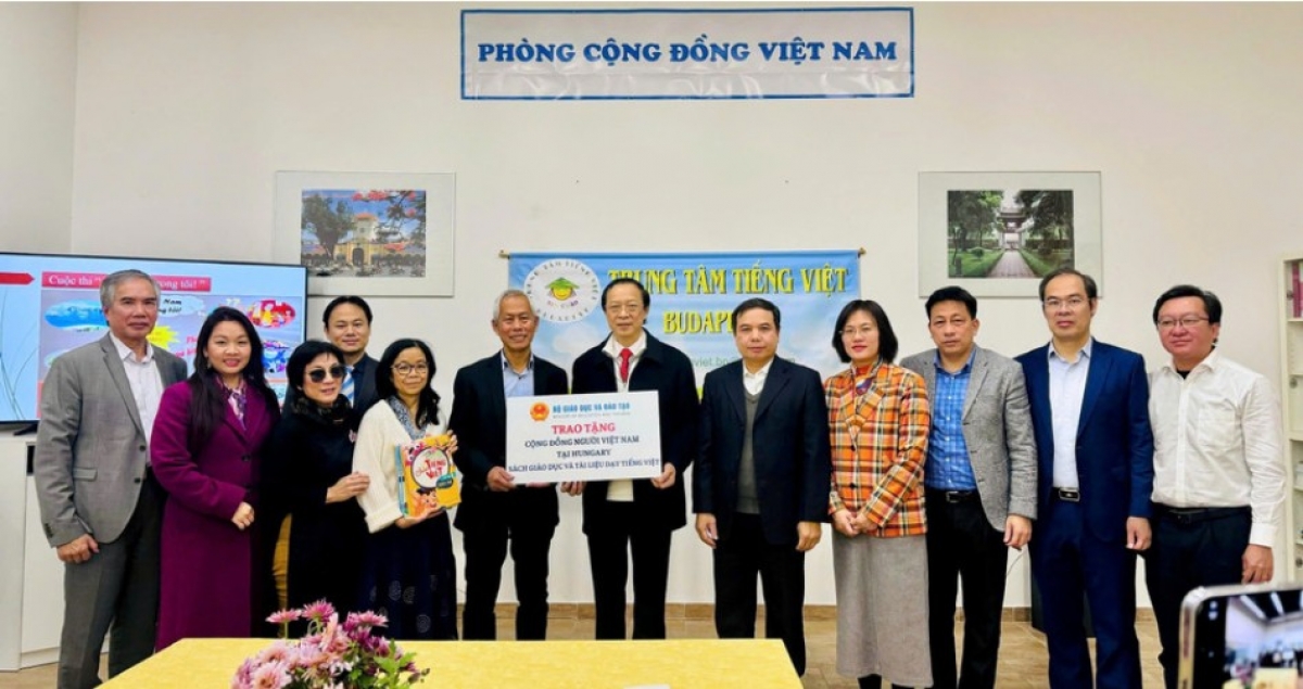 Thứ trưởng Bộ GD-ĐT Phạm Ngọc Thưởng thăm Trung tâm tiếng Việt Budapest năm 2024. Ảnh: Trung tâm tiếng Việt Budapest