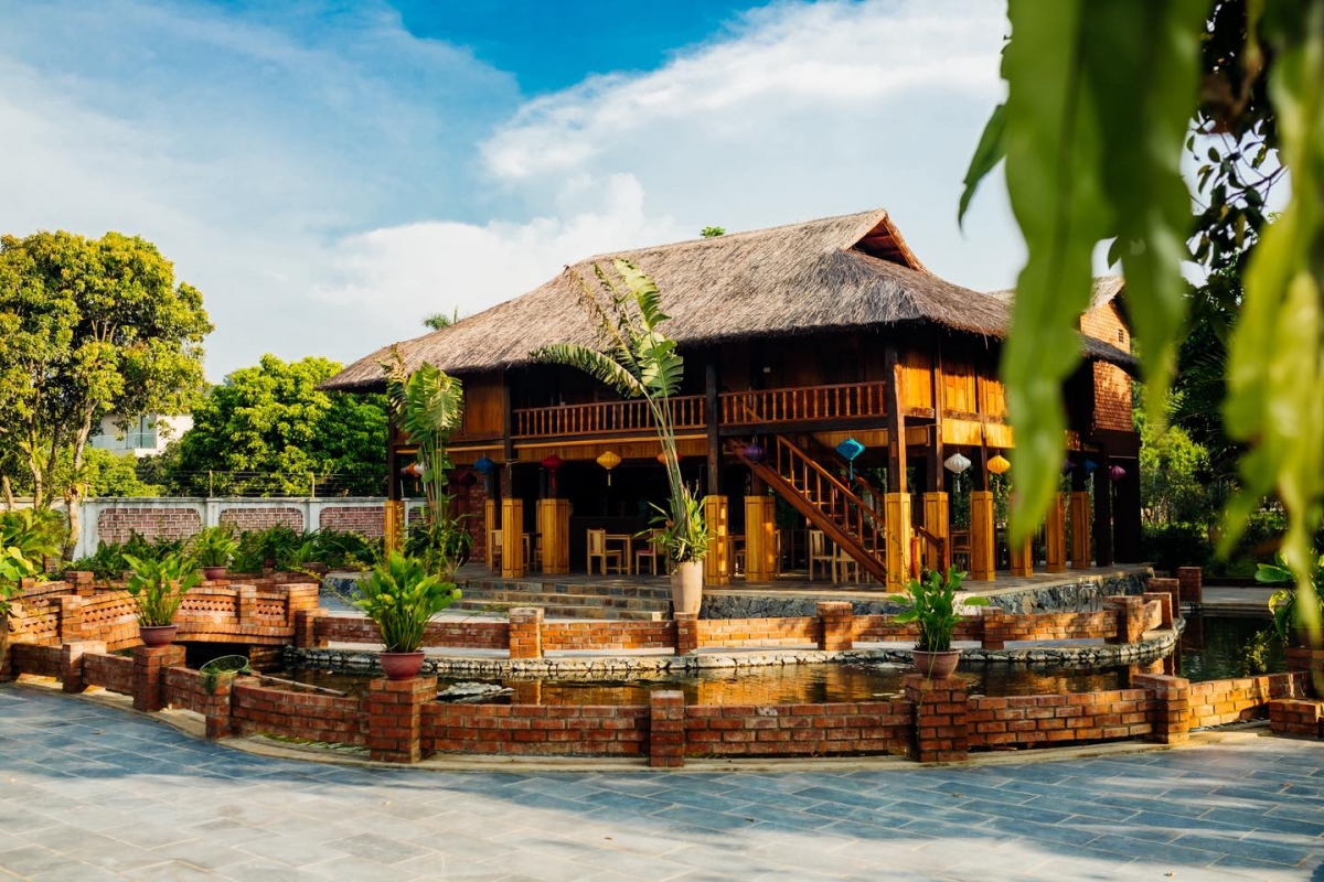 Thảo Mộc Riveside Ba Vì, xã Vân Hòa, Ba Vì, Hà Nội - nơi những ngôi nhà sàn, mỗi góc sân, mỗi lối đi bài trí theo hướng hòa mình vào cảnh quan tự nhiên, gìn giữ hiện trạng sinh thái. (Ảnh: Fb Thảo Mộc Riverside)