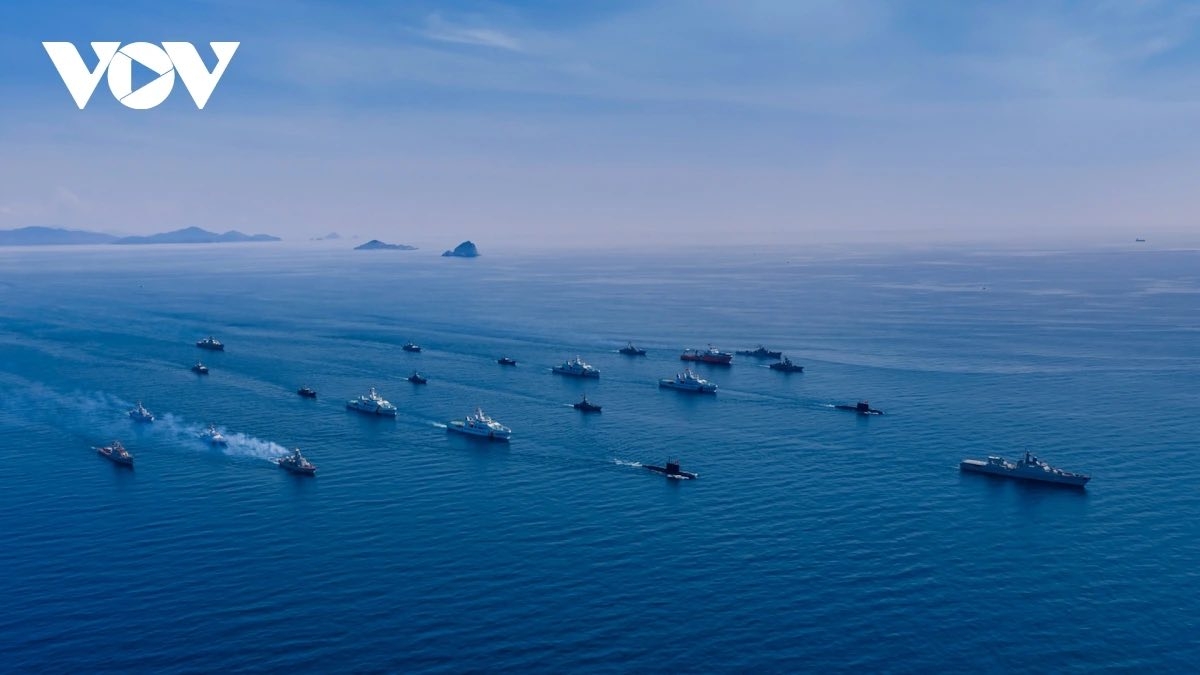 Trong Lễ diễu binh trên biển, nổi bật là tàu hộ vệ tên lửa. Đây là tàu chiến đấu đa năng, trang bị hệ thống tên lửa chống hạm, phòng không hiện đại, có khả năng tác chiến xa bờ
