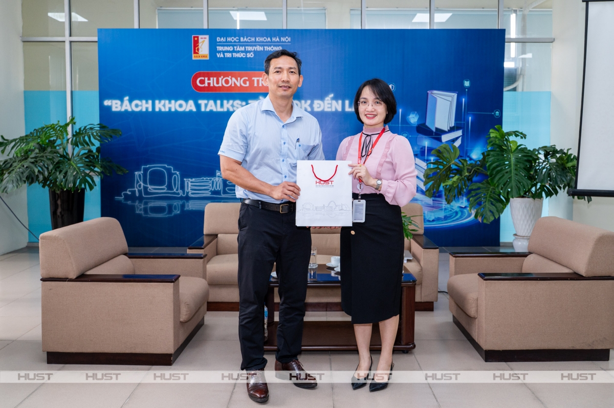 Chị Lê Thị Quyên với  hoạt động giao lưu tác giả - tác phẩm, hỏi - đáp cởi mở, cùng mini game sôi động, “Bách khoa Talks: Từ Book đến Lab” số 2 không chỉ mang đến cho sinh viên tri thức chuyên ngành mà còn góp phần nuôi dưỡng văn hoá đọc, biến sách trở thành nhịp cầu nối liền kiến thức với thực tiễn (Ảnh nhân vật cung cấp)