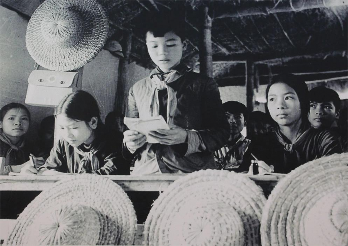 Một lớp học thời chiến (Ảnh: Bảo tàng phụ nữ Việt Nam)
