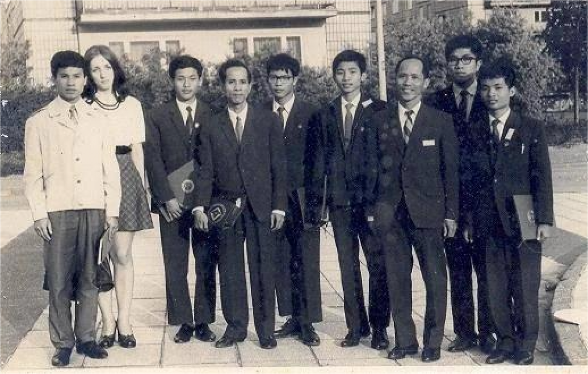 Năm 1974, mặc dù đất nước còn chiến tranh nhưng Việt Nam đã tổ chức đoàn học sinh tham dự Olympic Toán quốc tế. Ngay trong lần đầu tiên tham dự, Việt Nam xuất sắc đạt 1 huy chương Vàng, 1 huy chương Bạc và 2 huy chương Đồng
(Ảnh tư liệu của của PGS.TS Vũ Đình Hoà)