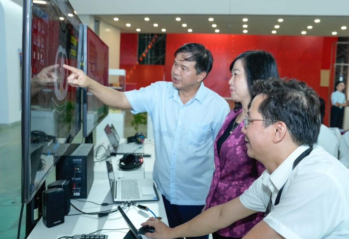 Lãnh đạo BV Bạch Mai giới thiệu với Bộ trường Bộ y tế Đào Hồng Lan về Ứng dụng AI trong chẩn đoán Ung thư phổi (Ảnh: Internet)