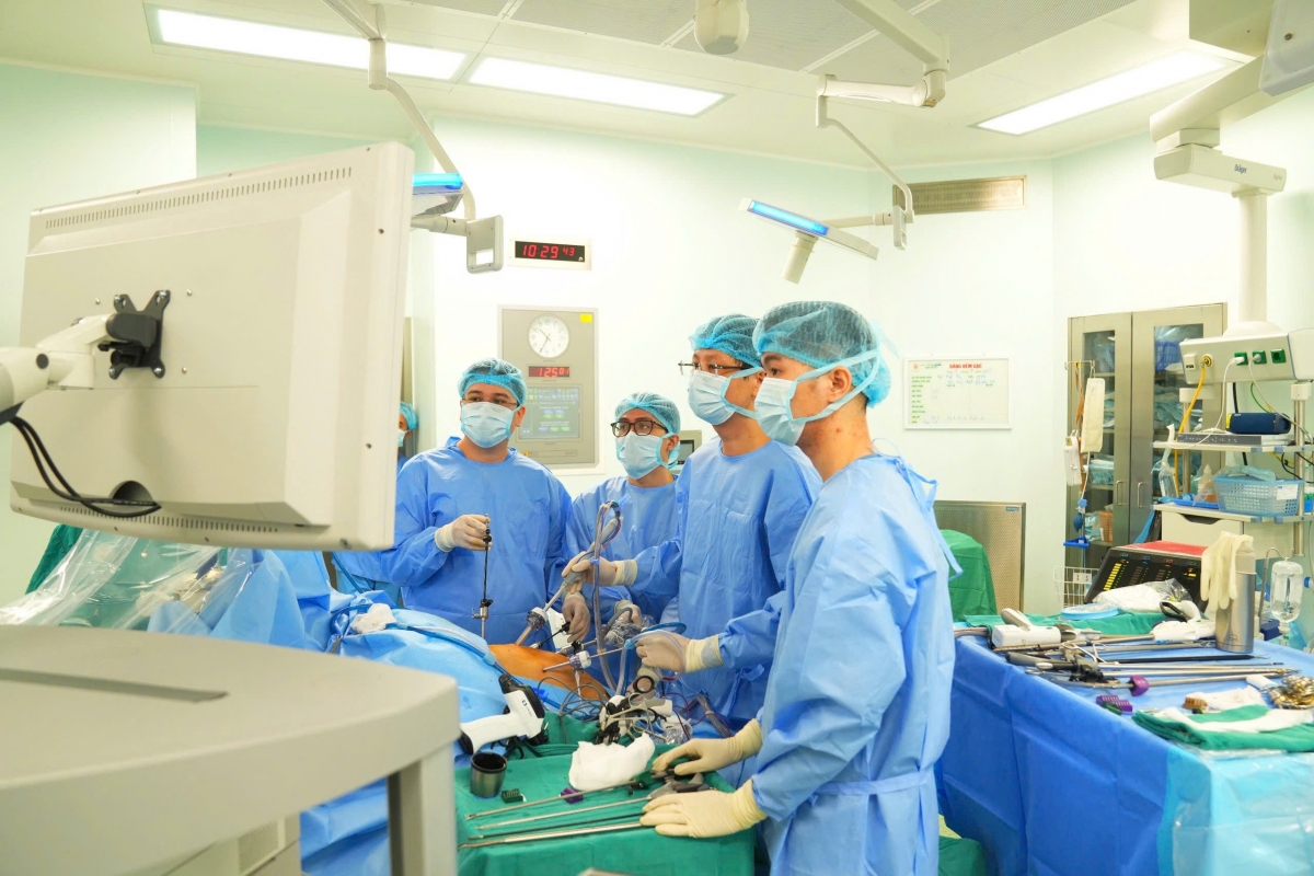 Các BS BVTWQĐ108 tiến hành phẫu thuật nội soi hỗ trợ ghép gan cho BN
Ảnh: BVCC