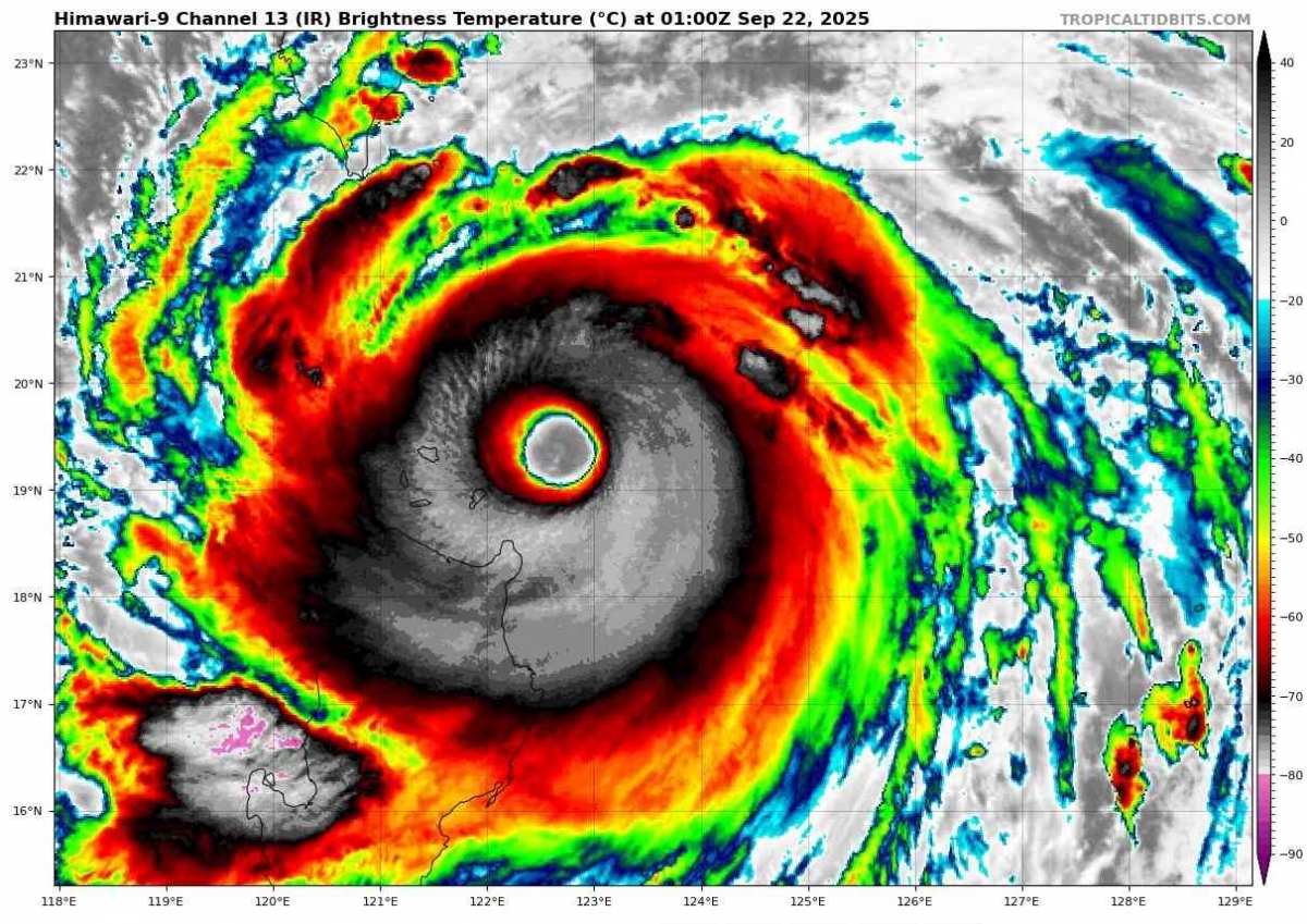 Mắt siêu bão Ragasa lúc 8h ngày 22/9/2025 (Ảnh: Tropicaltidbits.com)