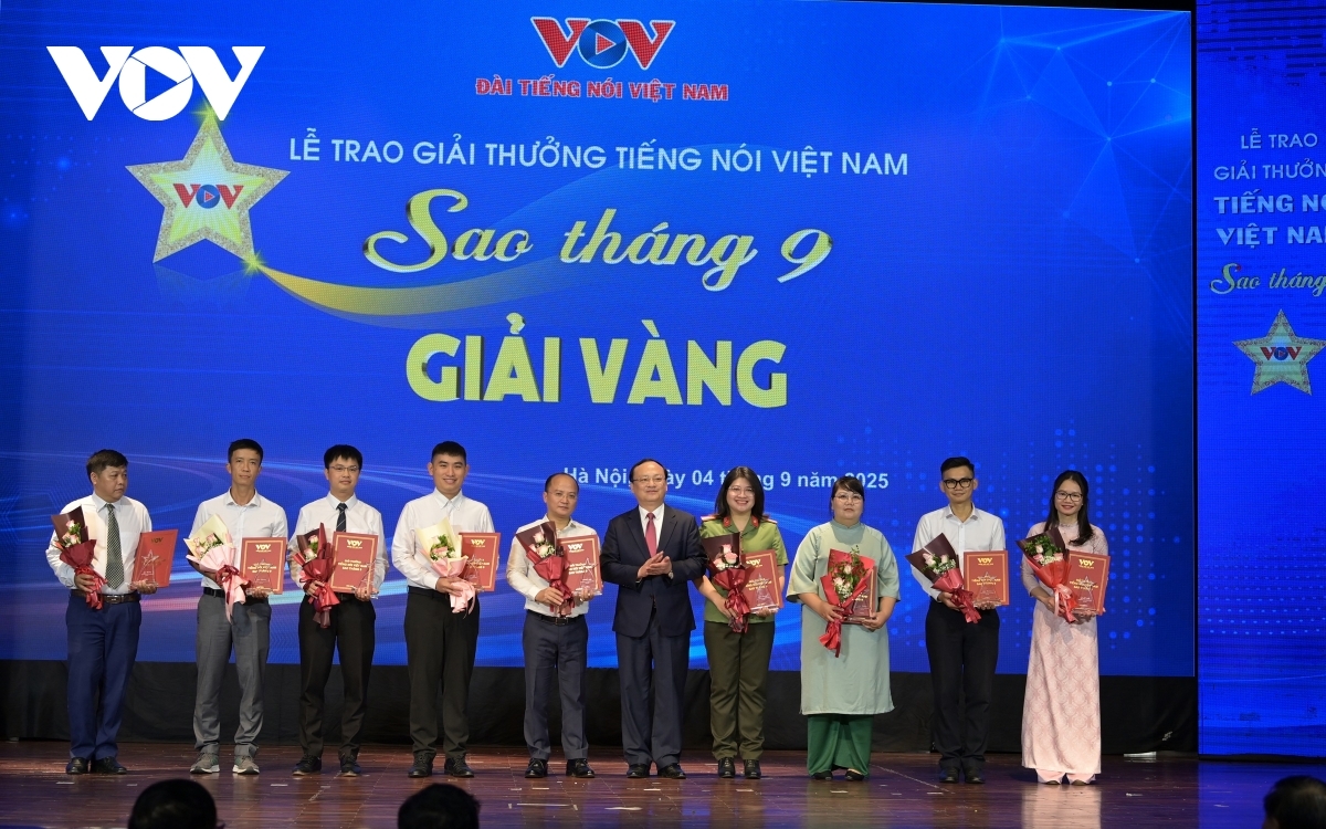 Tại buổi lễ, ông Đỗ Tiến Sỹ - Tổng Giám đốc VOV trao 4 giải Vàng cho tác giả, nhóm tác giả ở lĩnh vực phát thanh; 2 giải Vàng cho tác giả, nhóm tác giả ở Tác phẩm báo in, báo điện tử và nền tảng số; 2 giải Vàng ở hạng mục sáng kiến, cải tiến kỹ thuật, công nghệ, 1 giải Vàng cho nhóm tác giả sáng kiến cải cách hành chính.