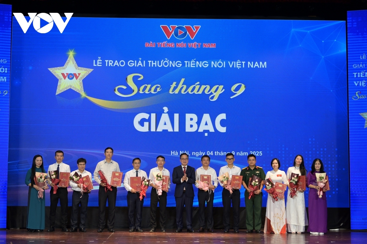 Phó Tổng Giám đốc VOV Phạm Mạnh Hùng trao 6 giải Bạc cho các tác giả, nhóm tác giả đoạt giải ở lĩnh vực phát thanh (thuộc các đơn vị Ban Thời sự VOV1, Ban Đối ngoại VOV5, Cơ quan thường trú khu vực Tây Nguyên, Trung tâm PTTH Quân đội Nhân dân, Ban VOV Giao thông Quốc gia, Cơ quan thường trú khu vực miền Trung) và 3 giải Bạc ở lĩnh vực báo in, báo điện tử và nền tảng số (Báo Điện tử VTC News, Cơ quan thường trú khu vực Tây Bắc, Báo Điện tử Tiếng nói Việt Nam) và các giải Bạc cho tác giả, nhóm tác giả sáng kiến, cải tiến kỹ thuật, công nghệ và Sáng kiến cải cách hành chính (Trung tâm kỹ thuật, Trung tâm Nghiên cứu và ứng dụng Công nghệ Truyền thông (R&amp;D).