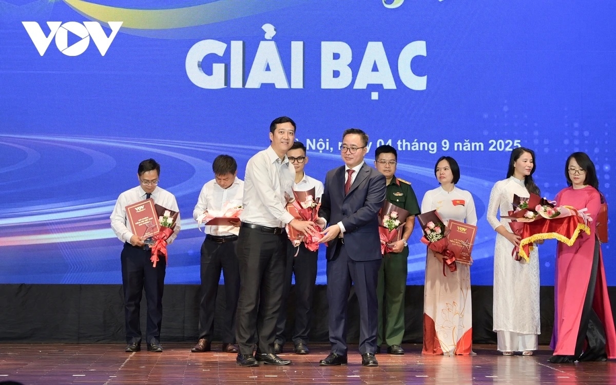 Phó Tổng Giám đốc VOV Phạm Mạnh Hùng trao giải Bạc cho đại diện nhóm tác giả Uông Ngọc Thành, Nguyễn Hà Phương, Báo Điện tử Tiếng nói Việt Nam, với loạt 4 bài E-magazine "Điểm sáng Việt Nam và dấu ấn kiến tạo thể chế".