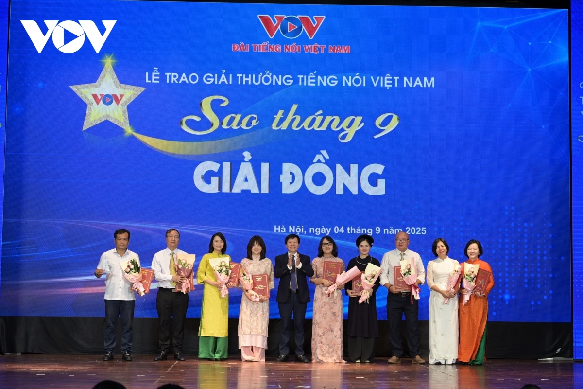 Phó Tổng Giám đốc VOV Vũ Hải Quang trao 6 giải Đồng cho các tác giả đoạt giải ở lĩnh vực phát thanh (thuộc các đơn vị Ban Văn hoá - Xã hội và Dân tộc, Cơ quan thường trú tại Thành phố Hồ Chí Minh, Cơ quan thường trú khu vực Tây Bắc; Cơ quan thường trú khu vực ĐBSCL; Cơ quan thường trú tại Australia, Cơ quan thường trú khu vực Đông Bắc) và 5 giải Đồng các tác phẩm báo in, báo điện tử và nền tảng số, công trình nghiên cứu khoa học (thuộc các đơn vị Báo Điện tử VTC News, Báo Điện tử Tiếng nói Việt Nam, CQTT tại Ấn Độ, Ban Thư ký biên tập, CQTT khu vực Tây Nguyên).