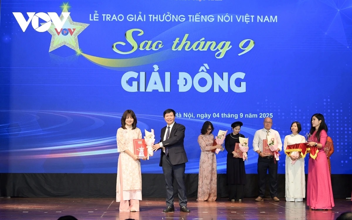 Phó Tổng Giám đốc VOV Vũ Hải Quang trao giải Đồng cho nhóm đại diện nhóm tác giả Trần Hùng Cường, Phí Hoàng Lê, Nguyễn Kiều Anh, Phạm Ngọc Duy (Báo Điện tử Tiếng nói Việt Nam) với loạt 5 bài E-magazine: "Thúc đẩy công nghiệp văn hóa góp phần tạo sức bật phát triển quốc gia".