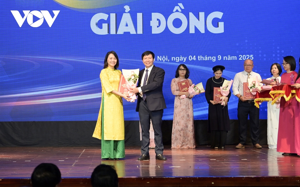 Nhóm tác giả Phan Thanh Tùng, Phí Hoàng Lê, Hoàng Thuyên (Cơ quan thường trú Đài Tiếng nói Việt Nam tại Ấn Độ) đoạt giải Đồng với tác phẩm “Nhà báo Ấn Độ: Tôi chưa từng chứng kiến những gì kịch tính hơn tháng 4 năm 1975”.