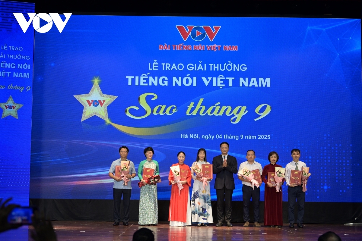 Ông Nguyễn Văn Chí, Phó Bí thư chuyên trách Đảng ủy VOV trao giải thưởng cho 7 đại diện nhóm tác giả đoạt giải trong lĩnh vực ý tưởng, sáng kiến sáng tạo nội dung báo chí và các giải thưởng cho phát thanh viên, người dẫn chương trình ấn tượng và sáng tác biểu diễn xuất sắc; công tác quản lý xuất sắc thuộc các đơn vị: Văn phòng Đài, Ban Văn học - Nghệ thuật và Âm nhạc VOV3, Ban Thư ký biên tập, Ban Thời sự, Báo Điện tử Tiếng nói Việt Nam, Trung tâm Quảng cáo và Dịch vụ Truyền thông.