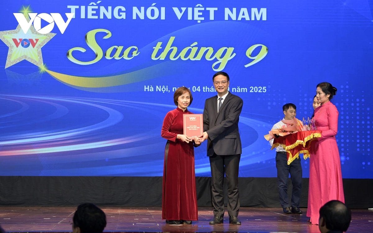 Bà Phạm Thị Hòa, đại diện nhóm tác giả Báo Điện tử Tiếng nói Việt Nam nhận giải ý tưởng, sáng kiến sáng tạo nội dung báo chí xuất sắc với Chương trình chính luận nghệ thuật "Khúc ca khải hoàn".