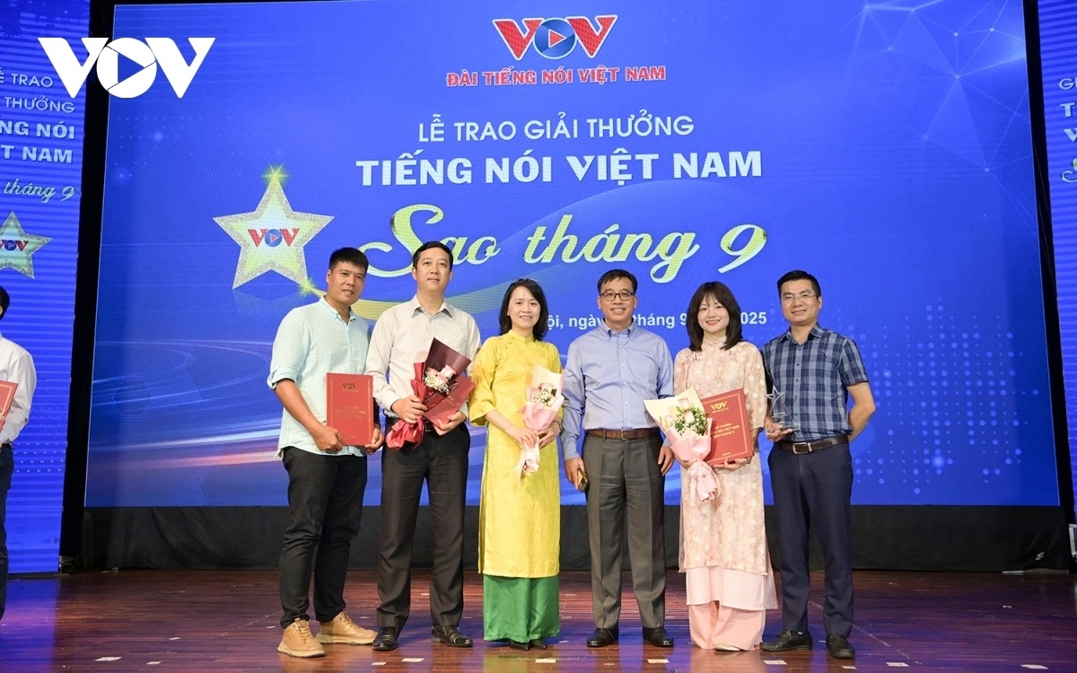 Nhóm tác giả đoạt giải của Báo Điện tử Tiếng nói Việt Nam chụp hình lưu niệm.