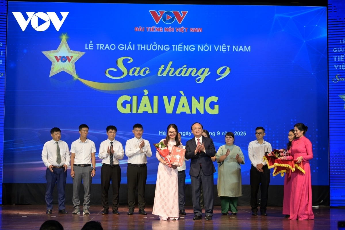 Tổng Giám đốc VOV Đỗ Tiến Sỹ trao giải Vàng cho đại diện nhóm tác giả Nguyễn Mạnh Thắng, Nguyễn Thị Minh Châu, Hồ Minh Khánh, Hà Thị Thu Thảo, Nguyễn Văn Cường, Nguyễn Ngọc Toàn (Ban Thời sự VOV1) với tác phẩm “Quyết sách lịch sử - Kiến tạo tương lai”.