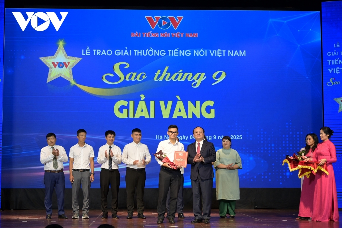 Đại diện nhóm tác giả Đỗ Trung Thuận, Bùi Trọng Nhân, Lê Tấn Khoa của Ban VOV Giao thông quốc gia nhận giải Vàng với tác phẩm phát thanh “Ngư trường dậy sóng”.