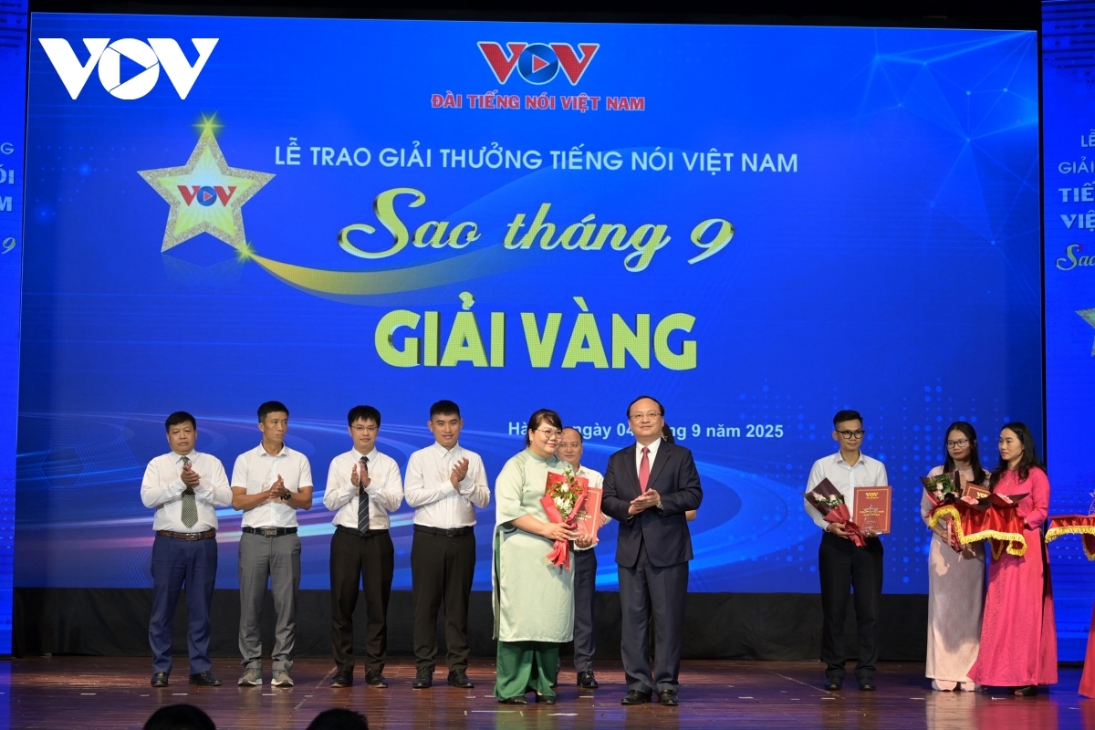 Tác phẩm phát thanh “50 năm Bắc - Nam sum họp: Kể tiếp câu chuyện vinh quang” của nhóm tác giả Trần Thị Minh Tâm, Nguyễn Thanh Hương, Nguyễn Thị Ngọc Hà, Ban Văn hóa - Xã hội và Dân tộc (VOV2) đoạt giải Vàng.