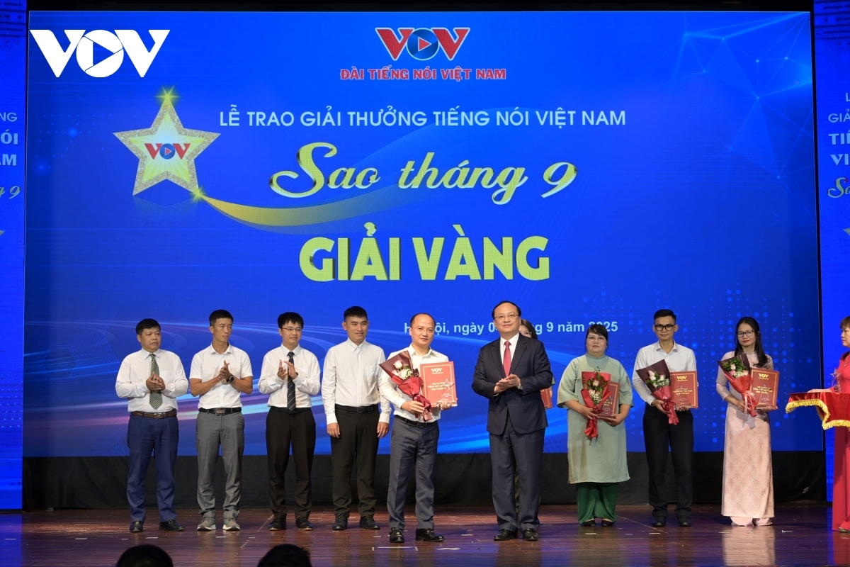 Tác phẩm “Con đường phát triển” của nhóm tác giả Trần Đức Thành, Nguyễn Thúy Hoa, Đỗ Văn Chính, Nguyễn Văn Phú, Đinh Anh Tuấn, Ban Tổ chức cán bộ &amp; Hợp tác quốc tế đoạt giải Vàng.