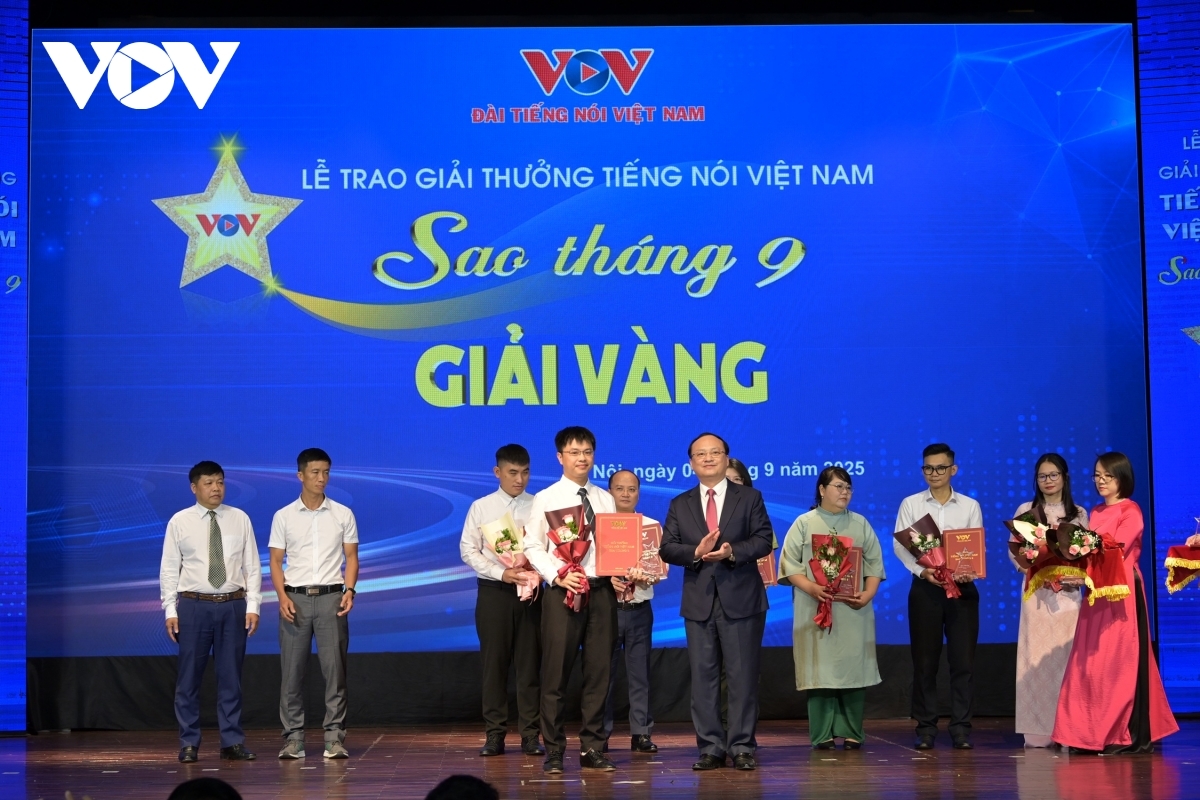 Tổng Giám đốc VOV Đỗ Tiến Sỹ trao giải Vàng cho sáng kiến "Xây dựng ứng dụng VOVNews quy tụ các trang báo điện tử của Đài Tiếng nói Việt Nam" của nhóm tác giả Vũ Hải Quang, Đỗ Anh Đức, Trung tâm Nghiên cứu và ứng dụng Công nghệ Truyền thông (R&amp;D).