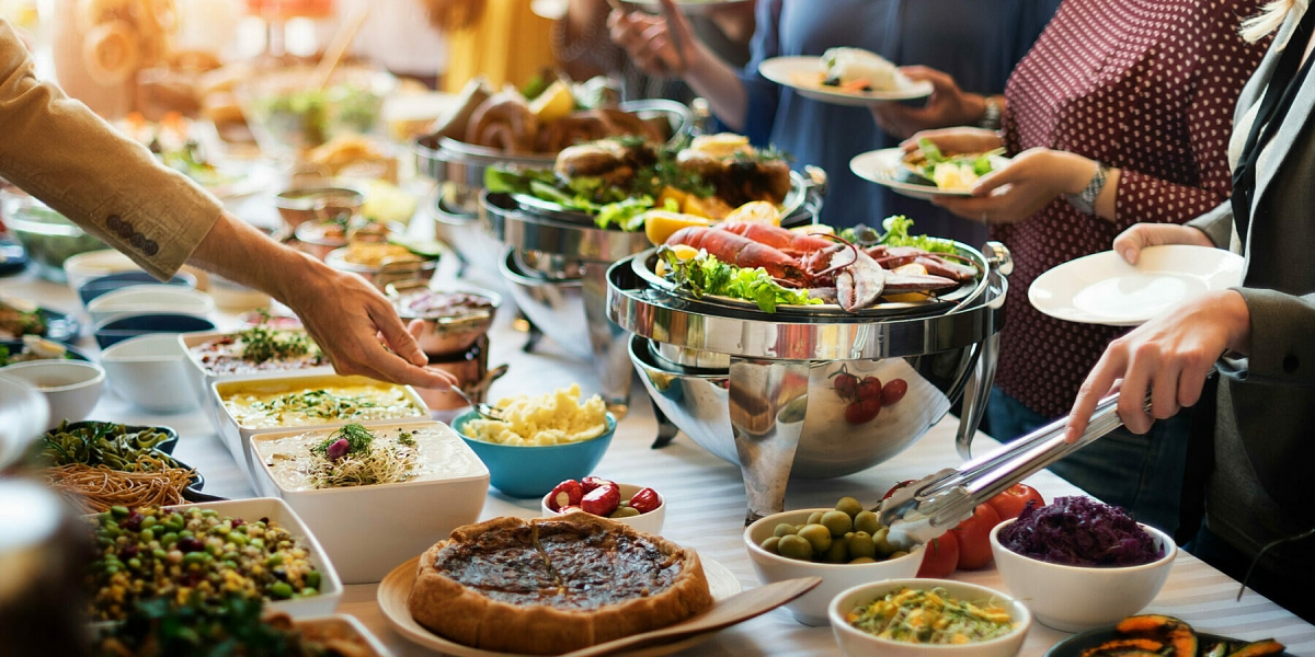 Buffet đã trở nên rất quen thuộc nhưng không phải ai cũng biết rõ các quy tắc khi ăn buffet. (Ảnh: Internet)