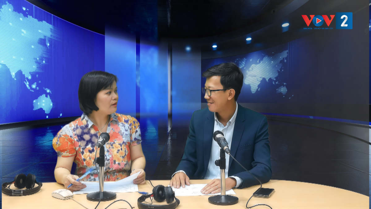Ông Vũ Trọng Đại (bên phải) tại phòng thu VOV2