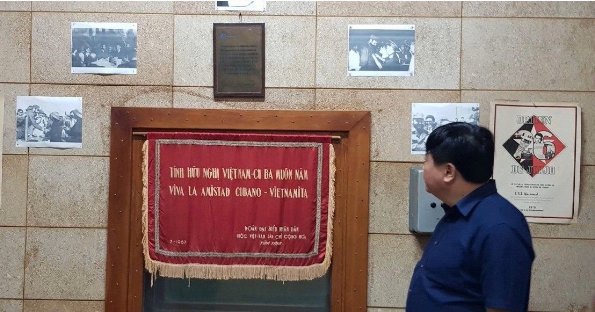 Ảnh đồng chí Fidel chụp cùng lãnh đạo Đảng, Nhà nước Việt Nam, quân và dân Quảng Trị  cùng bức trướng treo ở hầm sản xuất chương trình và phát sóng của Cuba