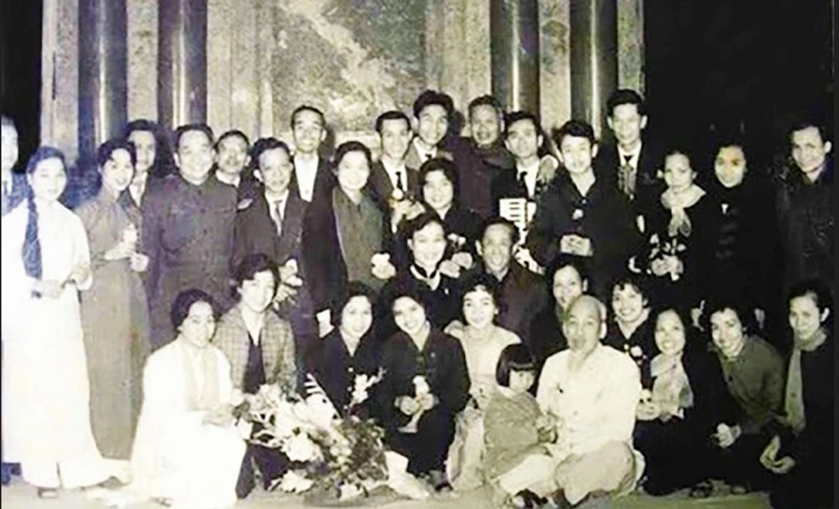 Chủ tịch Hồ Chí Minh cùng các đồng chí lãnh đạo Đảng, Nhà nước với phóng viên, nghệ sỹ, kỹ thuật viên của Đài TNVN tại Phủ Chủ tịch năm 1967