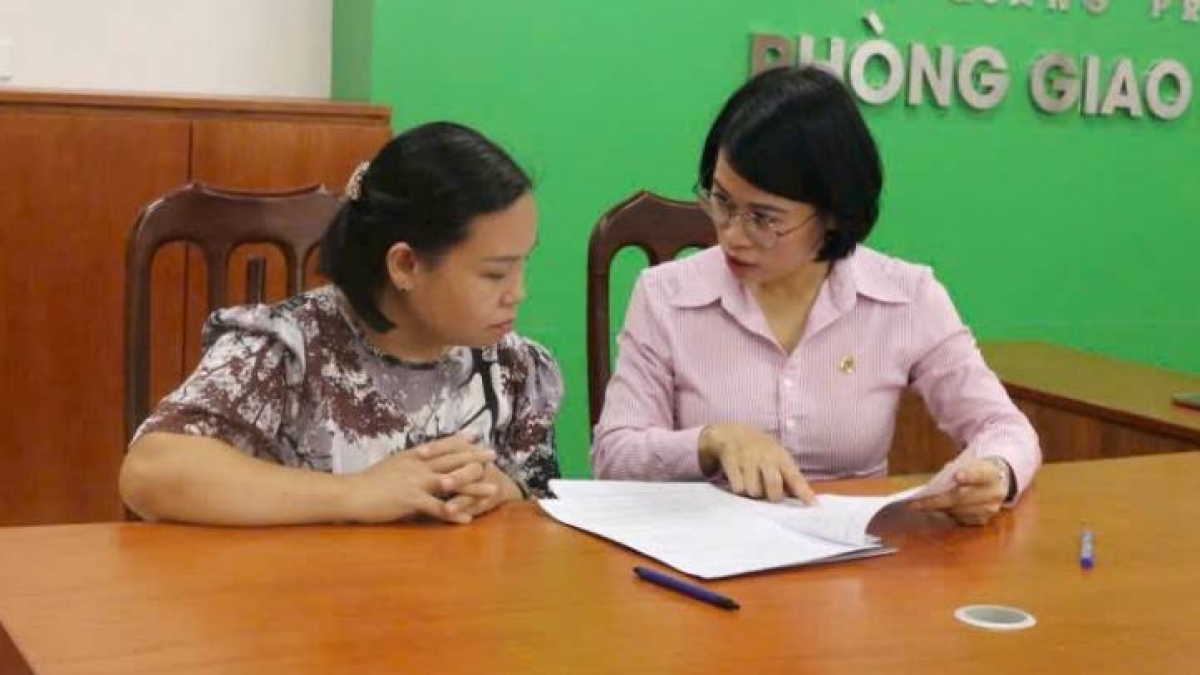 Cán bộ NHCSXH trực tiếp tư vấn cho gia đình sinh viên về tín dụng ưu đãi theo Quyết định 29