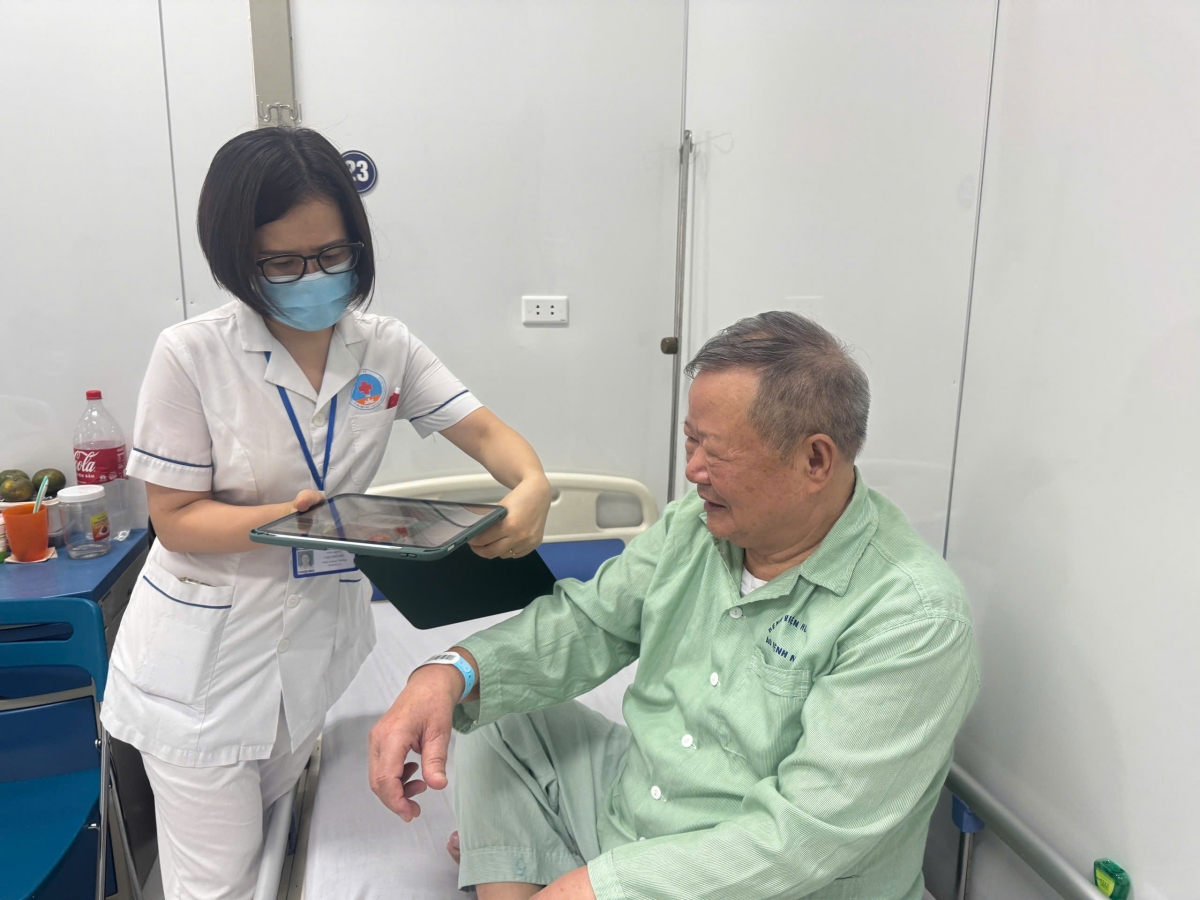 BS Nguyễn Thị Khánh Ly quét vòng mã QR tra cứu thông tin bệnh nhân. Ảnh: BVCC