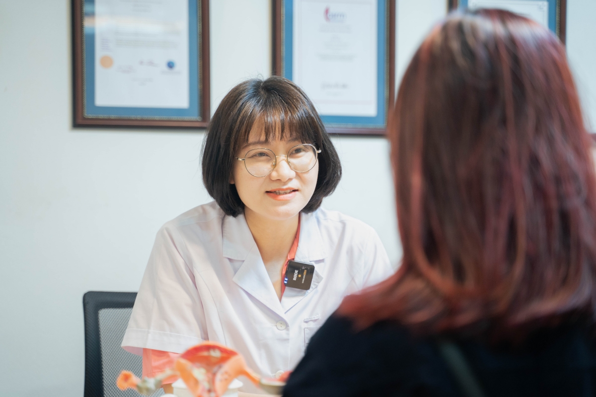 Ths.BS Phan Thu Hằng khám cho sản phụ. Ảnh: BSCC