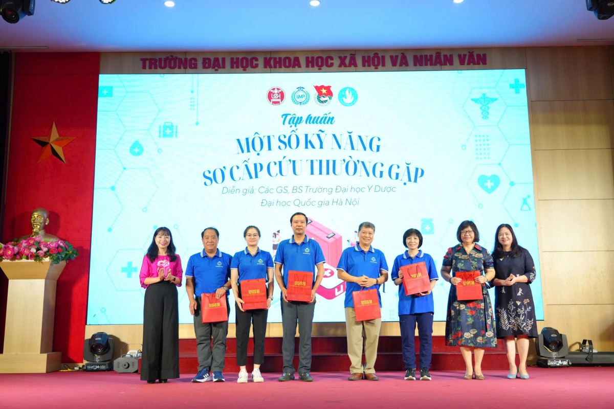 PGSTS Đặng Thu Hương (ngoài cùng bên trái) tặng quà lưu niệm cho các bác sỹ chuyên gia tham gia đào tạo cho khóa tập huấn (Ảnh: Thu Lương)