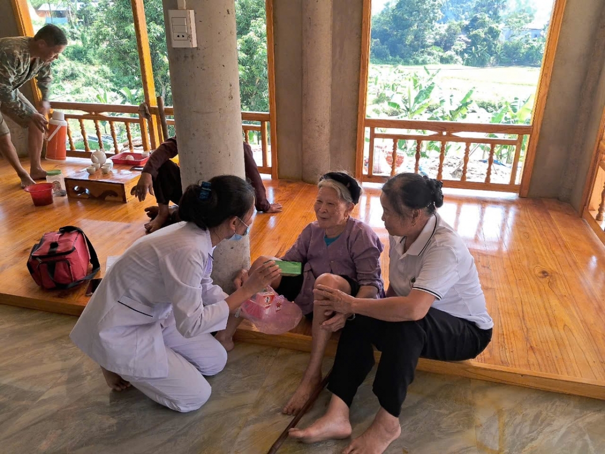 Cán bộ Trạm y tế xã Thái Hòa đến tận nhà khám và tư vấn sức khỏe cho người dân (Ảnh: TYTCC)