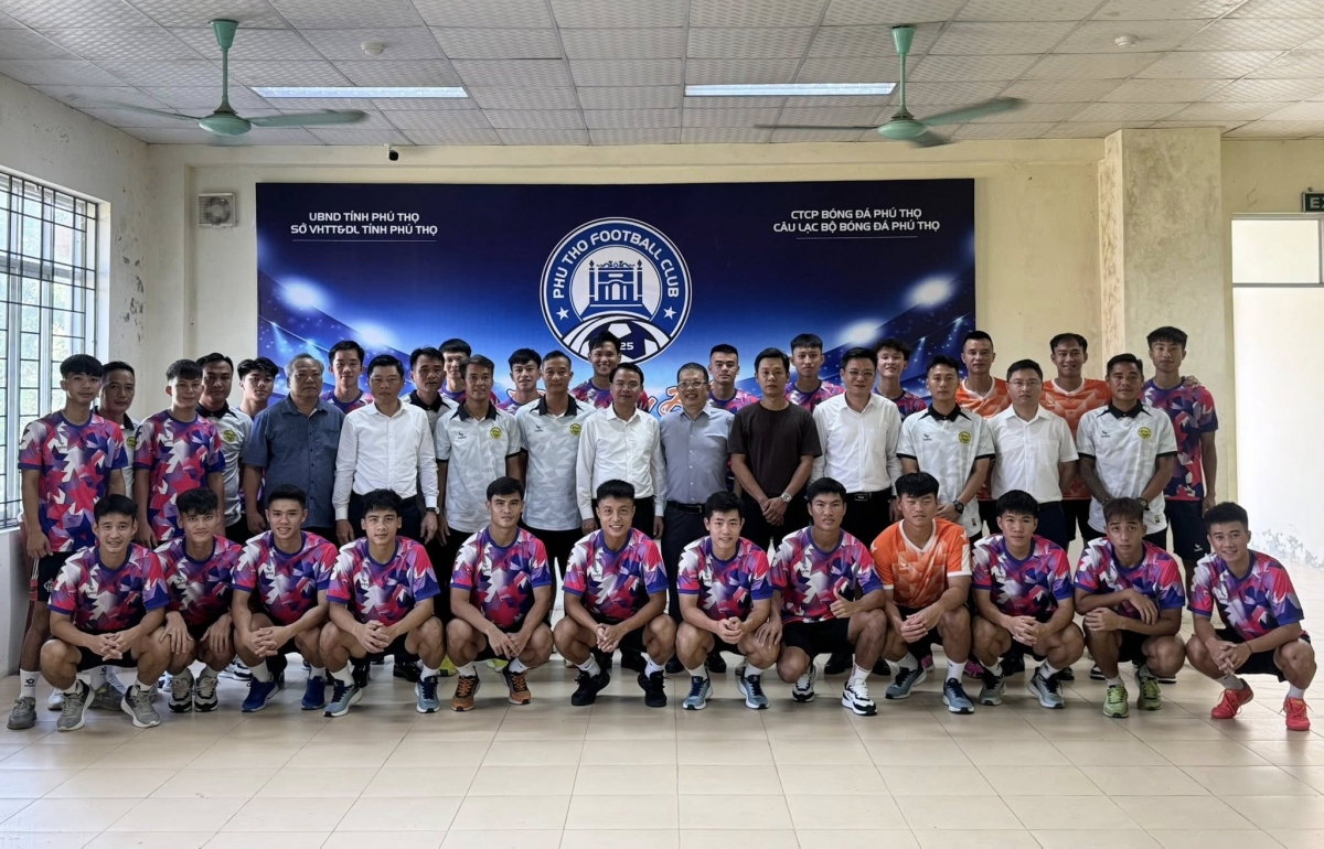 CLB Hòa Bình trong buổi gặp mặt ngày 05/09 (Ảnh: Phú Thọ FC)