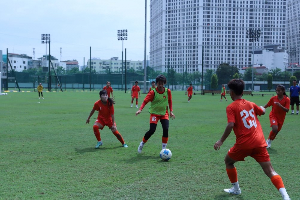 Các cầu thủ U17 nữ Việt Nam trên sân tập (Ảnh: VFF)