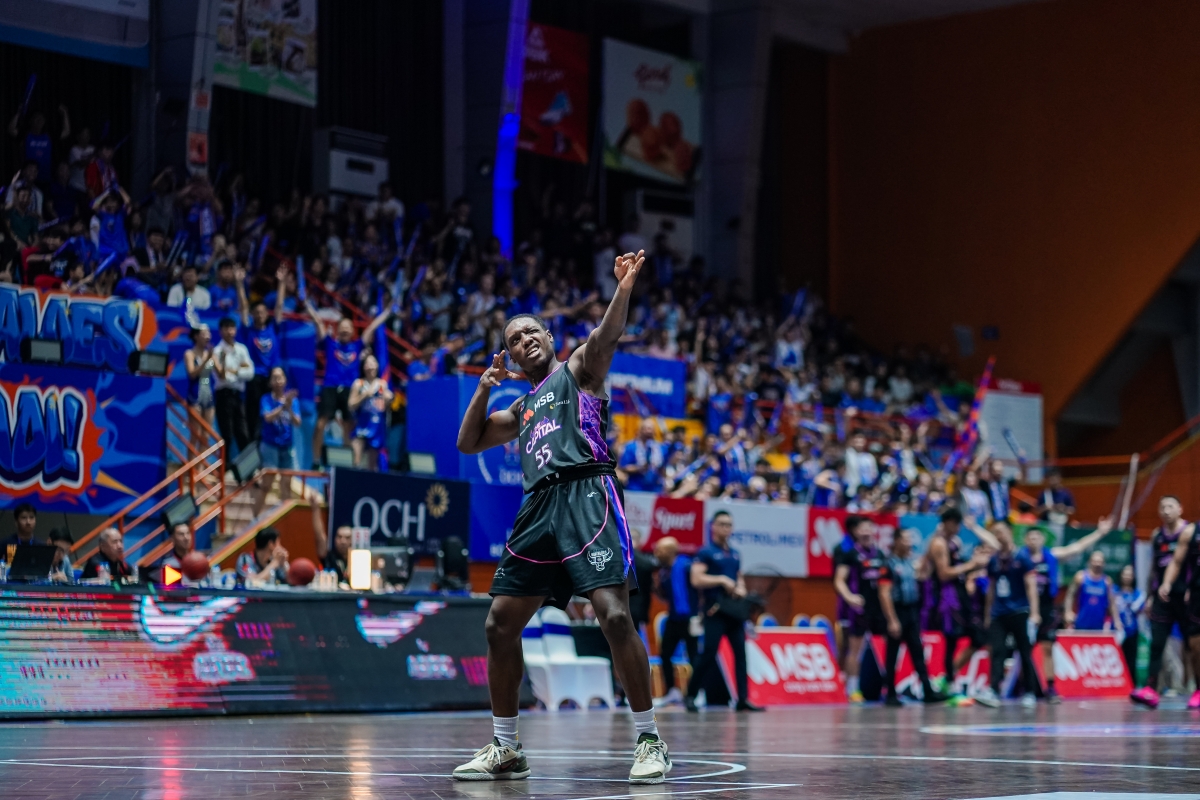 DaQuan Bracey ăn mừng sau pha ghi điểm đẹp mắt cho Hanoi Buffaloes (ảnh: VBA)