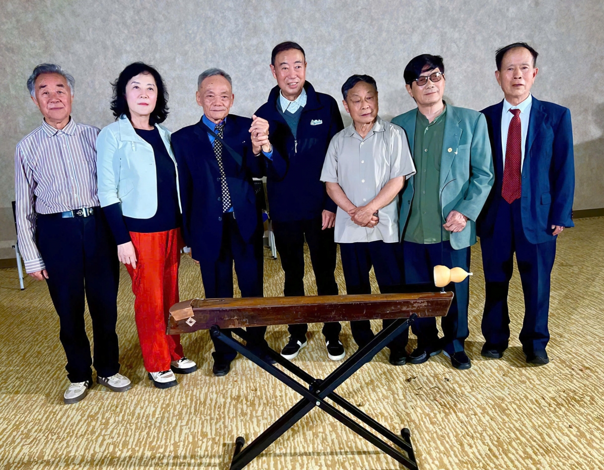 Nhà báo Đinh Thế Lộc, nguyên Tổng Biên tập Báo Điện tử Tiếng nói Việt Nam, thành viên Đoàn 59 (thứ 3 từ phải sang) gặp gỡ các thành viên Văn phòng 731 tháng 6/2025 tại Đài PTTH Vân Nam, Trung Quốc. Ảnh: Mạnh Hùng