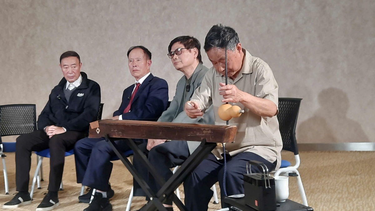 Ông Đường Thiên Nghiêu đang biểu diễn bài "Việt Nam - Trung Hoa" bằng chiếc đàn bầu do ông Phạm Xuân Đồng tặng cách đây 52 năm. Ảnh: Mạnh Hùng
