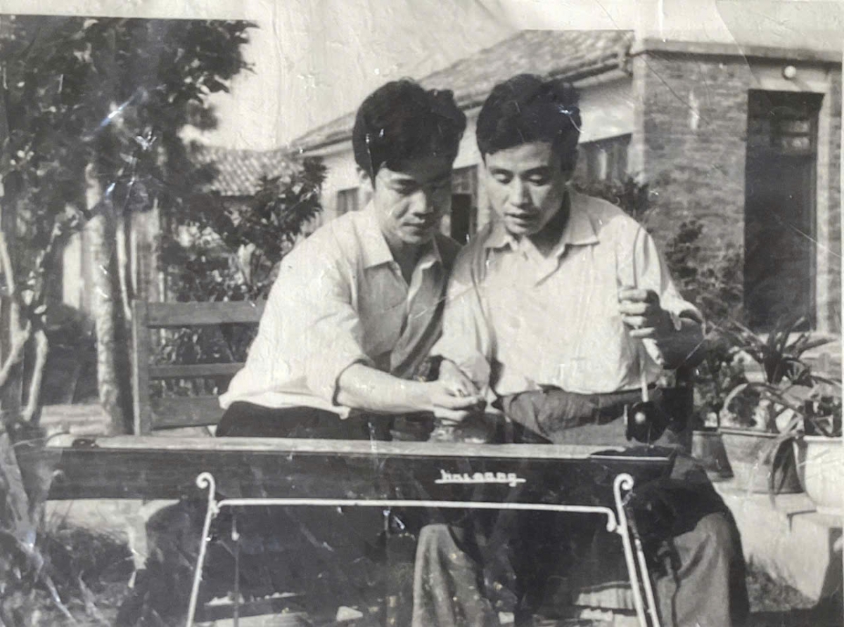 Ông Đường Thiên Nghiêu và ông Phạm Xuân Đồng bên cây đàn bầu năm 1973. Ảnh: Tư liệu