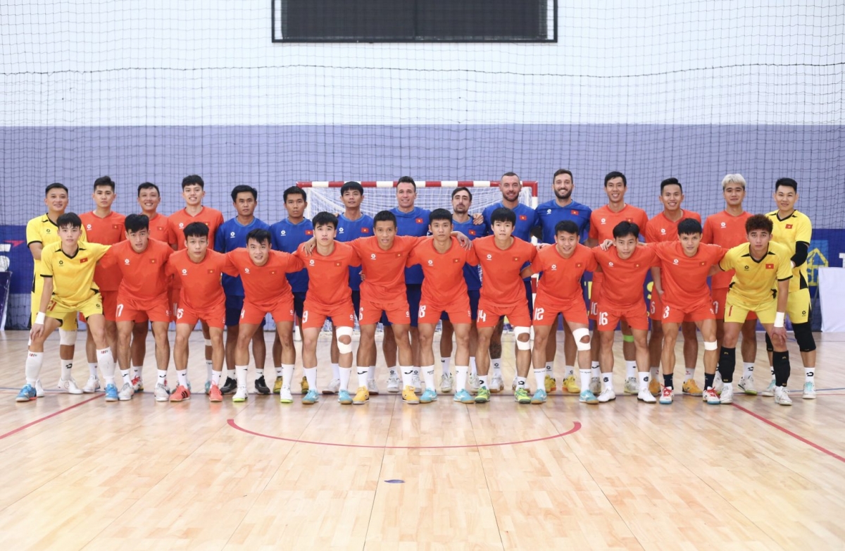 Đội tuyển futsal Việt Nam trước giờ lên đường tập huấn (Ảnh: VFF)