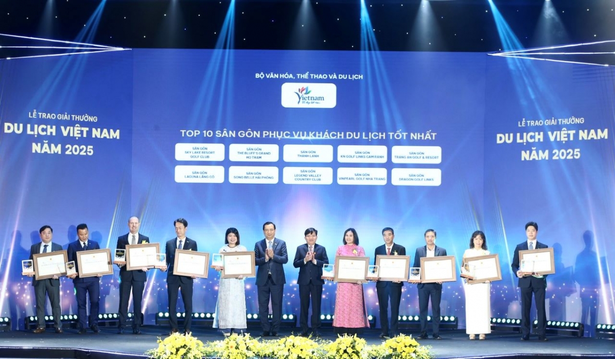 Vinh danh Top 10 sân golf phục vụ du khách tốt nhất. Ảnh: Trần Huấn