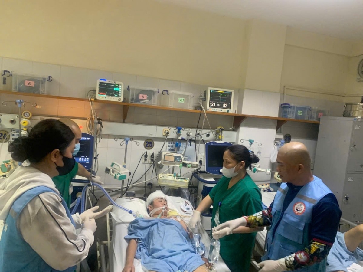 Các thành viên của nhóm "Xe cứu thương và mai táng 0 đồng" đang hỗ trợ để người bệnh ra xe và chở về địa phương (Ảnh: NVCC)