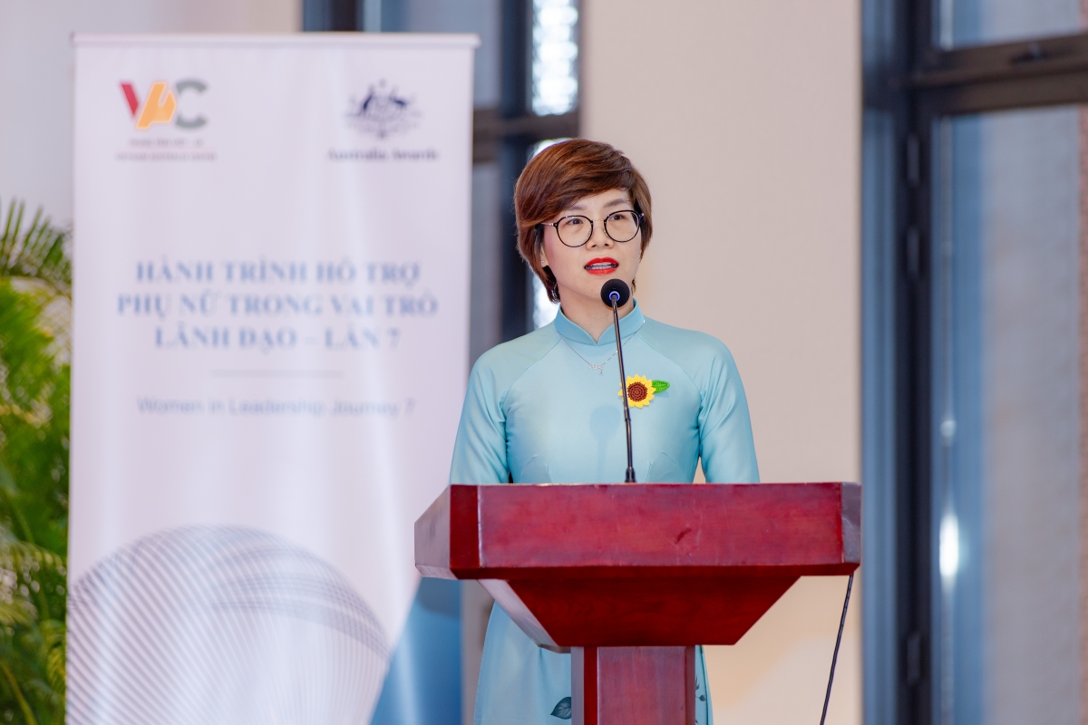 PGS.TS Phạm Hương Trà- Trưởng khoa Xã hội học và Phát triển, đại diện các học viên WILJ7 phát biểu cảm tưởng
