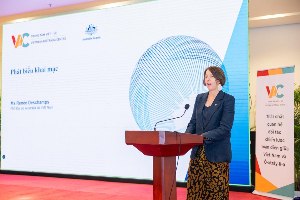 Bà Reneé Deschamps - Phó Đại sứ Australia tại Việt Nam phát biểu tại buổi lễ trao chứng chỉ hoàn thành khóa học