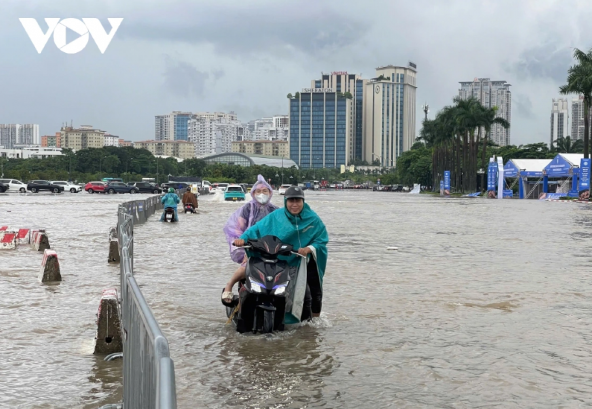 Sau trận mưa lớn kéo dài từ đêm qua đến chiều nay (30/9), nhiều khu vực trên địa bàn Hà Nội rơi vào tình trạng ngập nặng (Ảnh: Sỹ Thành-Linh Thương/VOV.VN)