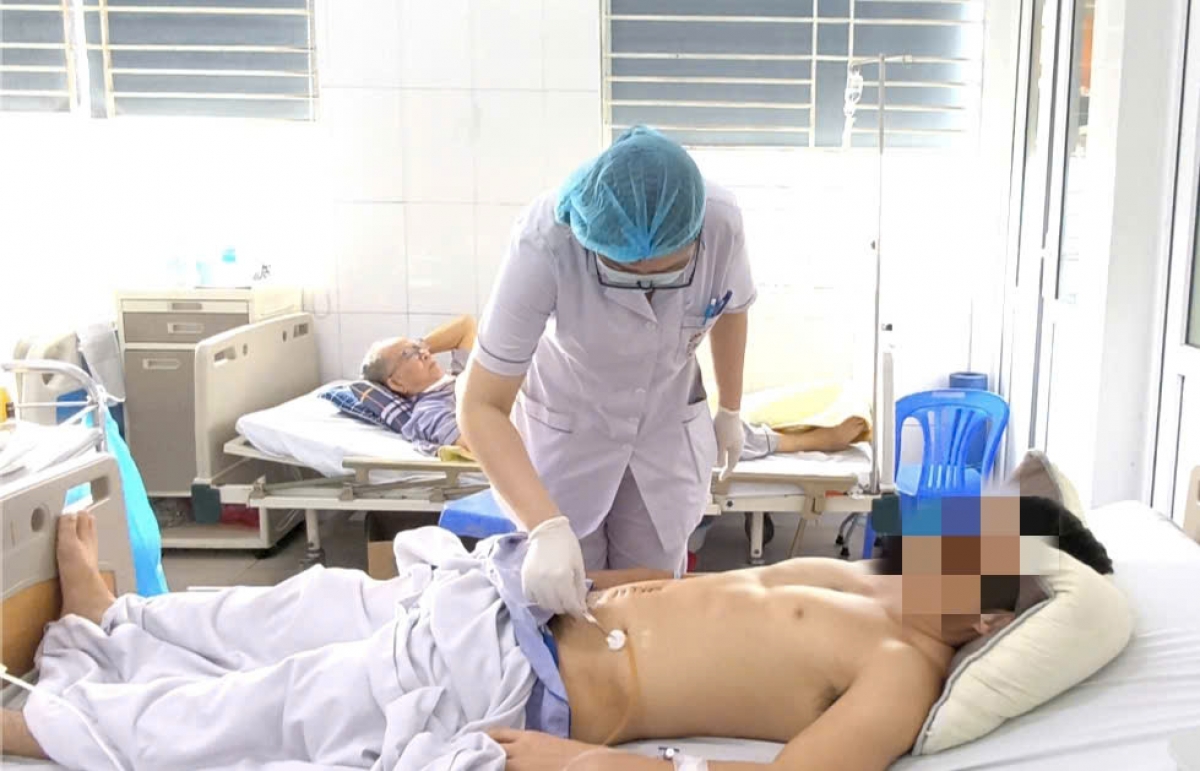 Anh D.T.L sau khi được phẫu thuật cấp cứu lấy mảnh xương cá (Ảnh: BVCC)