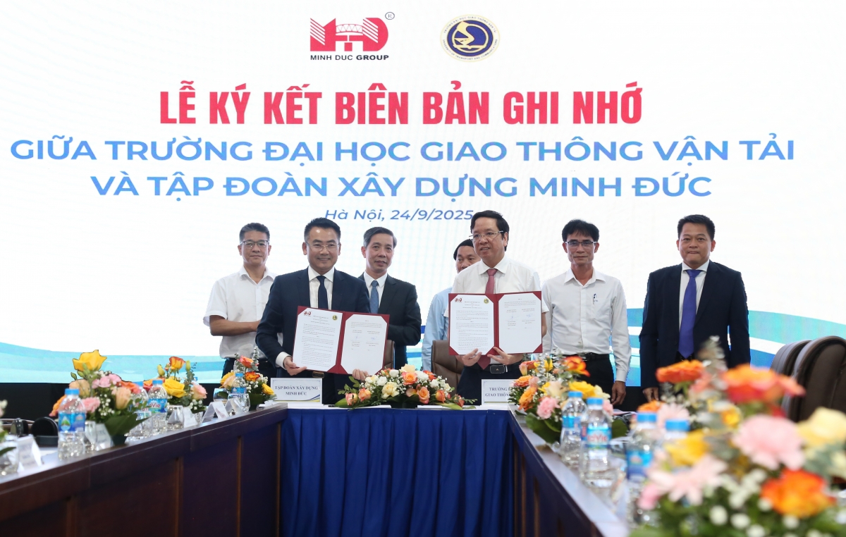Lễ ký kết biên bản ghi nhớ hợp tác giữa nhà trường và doanh nghiệp (Ảnh: Thu Lương)  